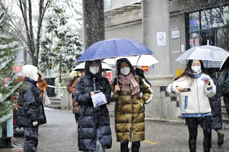 Students brave lockdown measures and heavy snow to take the postgraduate entrance exam