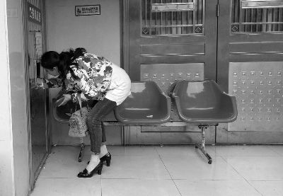 Service window in Zhuzhou railway station, from sina.com.cn