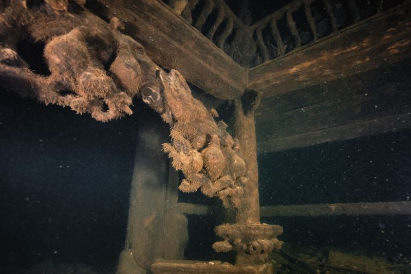 fragile structure, diving, “Mountain Screen, underwater, Water Belt” plaque, Qiandao Lake, Xujiayuan village, Hangzhou, Thousand Island Lake