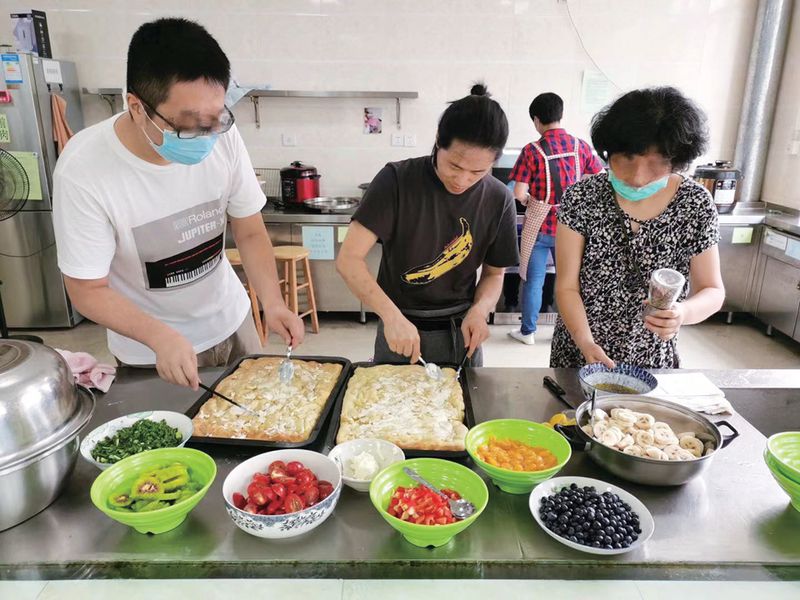 Support clubhouse, working, food services team, social connection, rehabilitation for mental illness in China