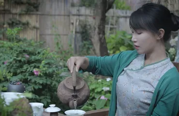 Li Ziqi pouring tea