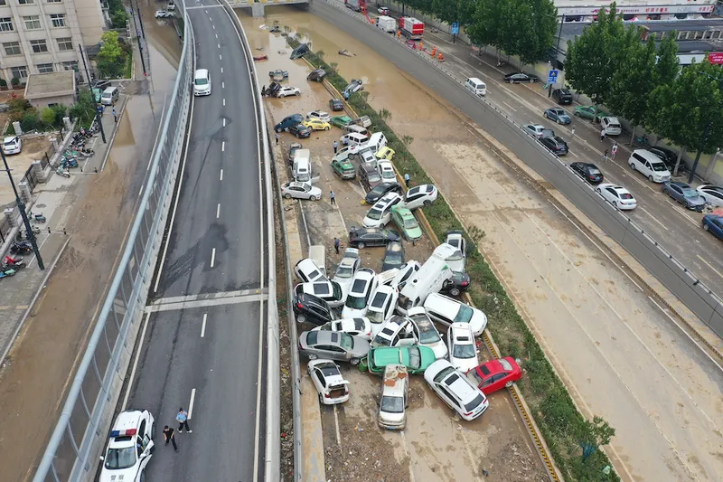 A pileup of cars as a result of the heavy rain and floods in Zhengzhou, Hunan province (VCG)