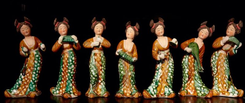 Porcelain dolls of concubines from the Tang dynasty. 