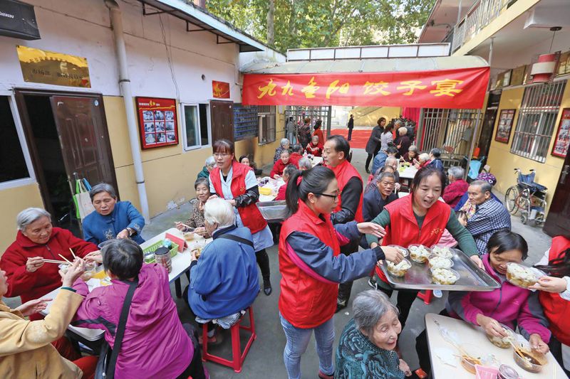 A Xi'an residential community mobilized 200 volunteers to hold a complimentary dumpling banquet for the elderly in October
