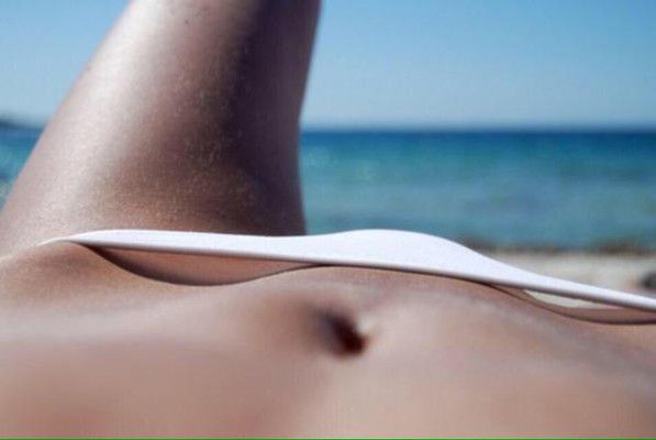 Bikini bridge over tanned skin (Weibo)
