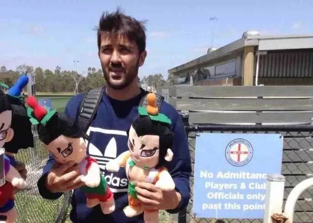 Villa holding tiny versions of himself (Baidu)