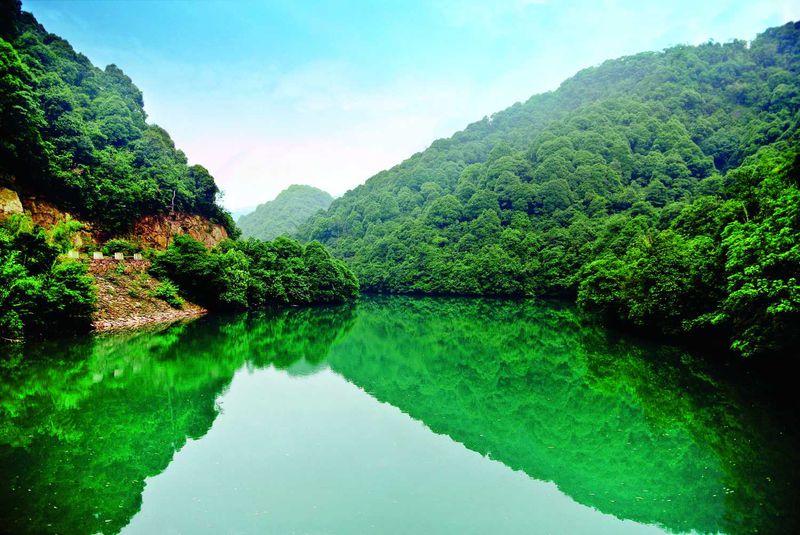 One of Deqing county's many small lakes