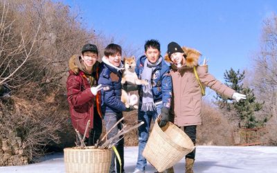 Host He Jiong and Liu Xianhua together with their guest Ren Quan and Yangdi, from tianqi.com