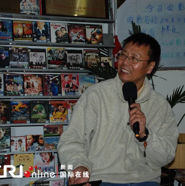 Teacher 大伟, the founder of Mental View Movie Theater, narrates a film. (news.ifeng.com)