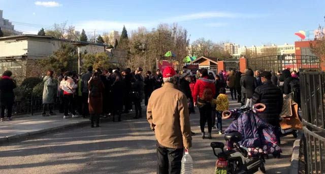Parents protesting outside the school (Shanghaiist)