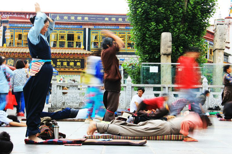 lhasa people praying